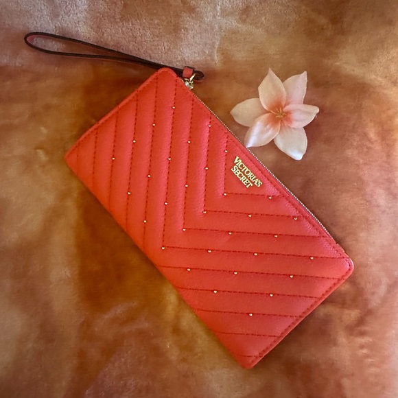 Victoria's Secret Studded V Quilted Wallet Wristlet - Picture 1 of 6